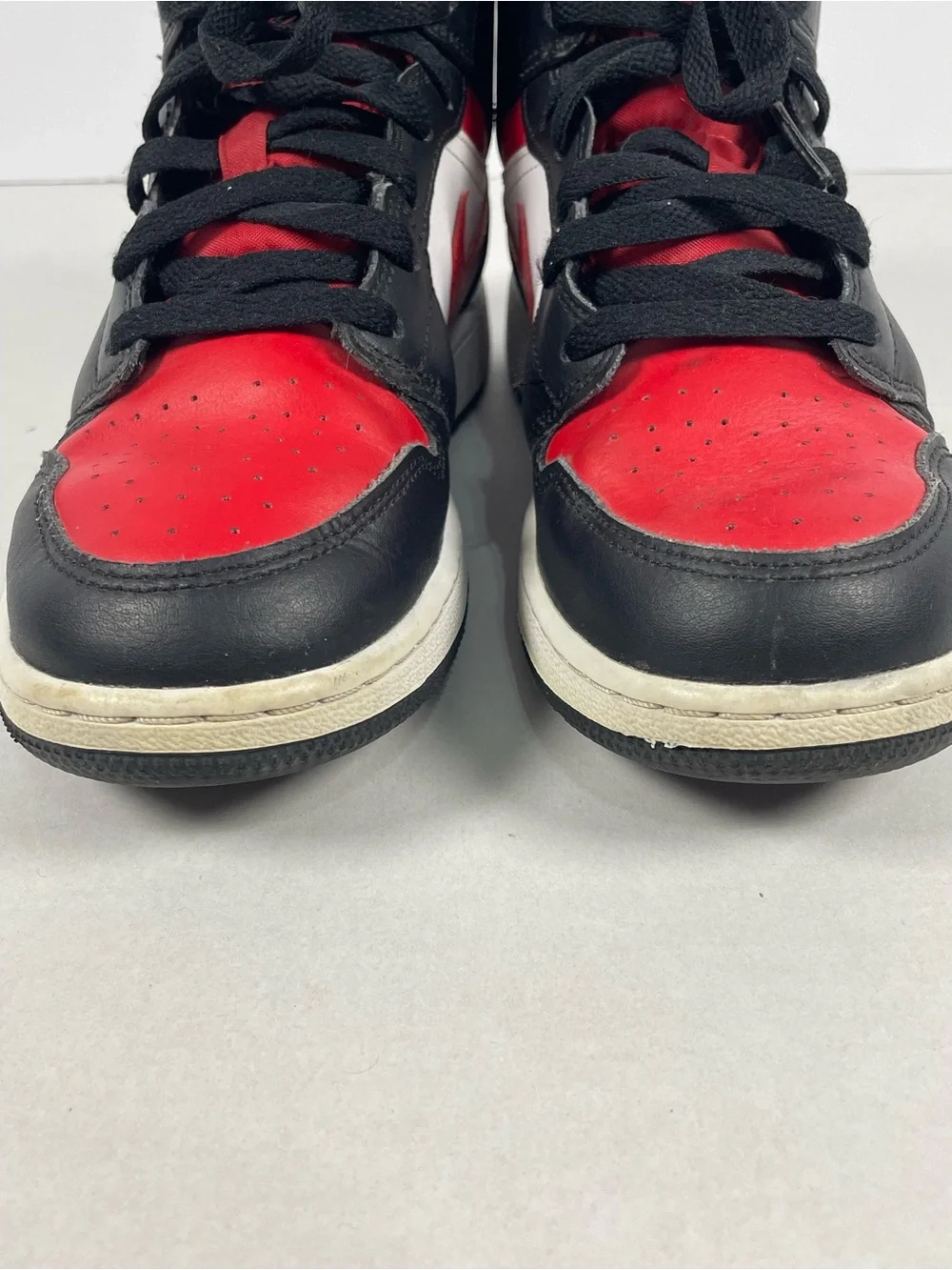 Nike Air Jordan 1 Mid GS 'Bred Toe' 2022 (554725-079) - Size 5.5Y / Women's 7